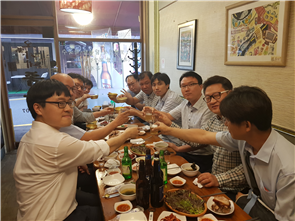그림입니다.
원본 그림의 이름: 20170807_184826.jpg
원본 그림의 크기: 가로 4032pixel, 세로 3024pixel
사진 찍은 날짜: 2017년 08월 07일 오후 6:48
카메라 제조 업체 : samsung
카메라 모델 : SM-G955N
프로그램 이름 : G955NKSU1AQG7
F-스톱 : 1.7
노출 시간 : 1/21초
IOS 감도 : 200
색 대표 : sRGB
노출 모드 : 자동
35mm 초점 거리 : 26
